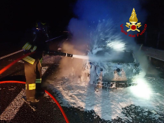 Ancona, auto in fiamme vicino all’uscita autostradale di Ancona Sud